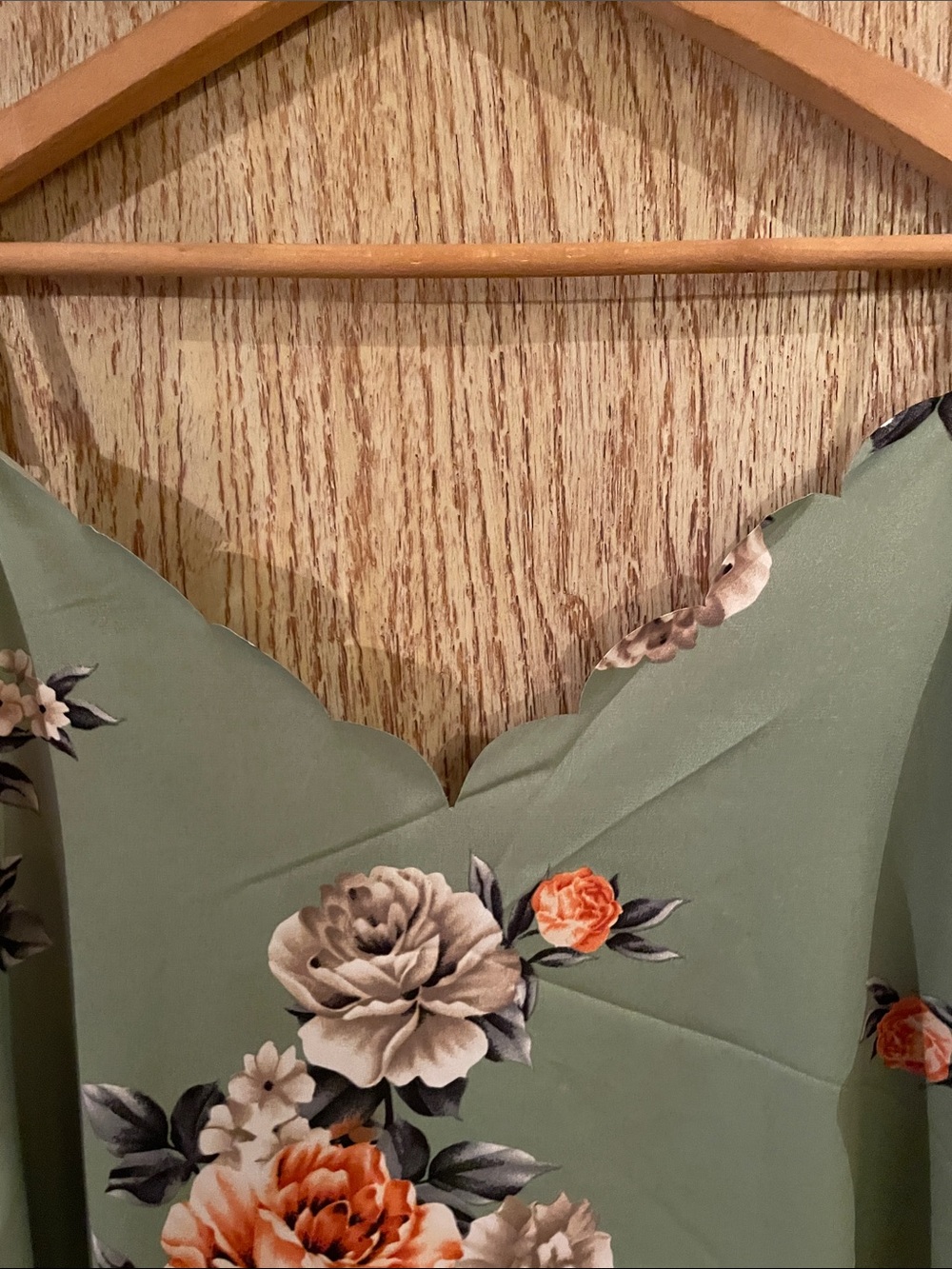 SHEIN Sage Green Floral Scallop V-Neck Tank - Picture 4 of 8